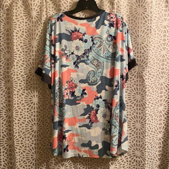 Curvy Camo Paisley Top Size 3X - Picture 2 of 4
